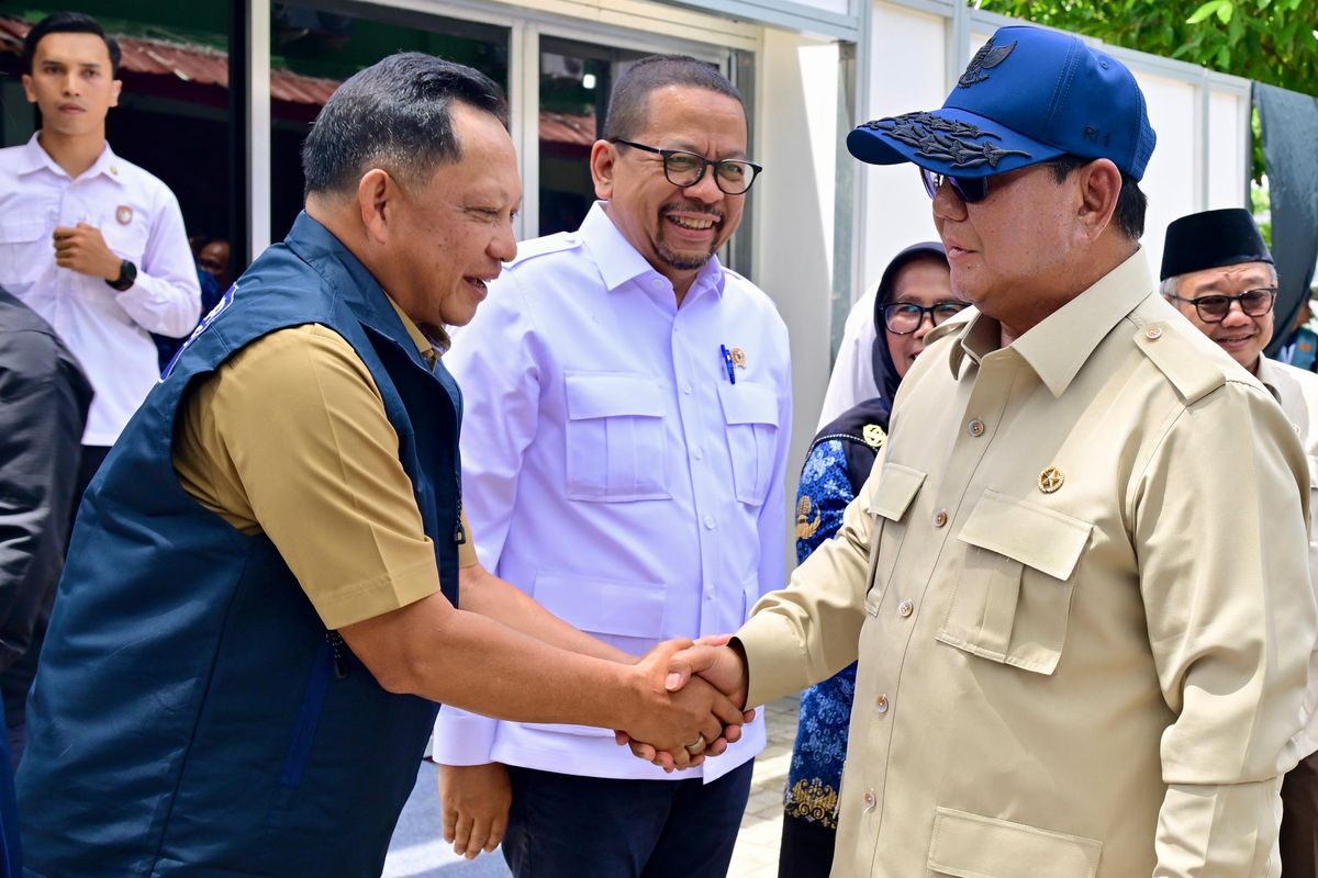Menteri Dalam Negeri (Mendagri) Muhammad Tito Karnavian mendampingi Presiden RI Prabowo Subianto hadiri peluncuran program Digitalisasi Pembelajaran untuk Indonesia Cerdas di SMP Negeri 4 Kota Bekasi, Jawa Barat, Senin (17/11/2025).