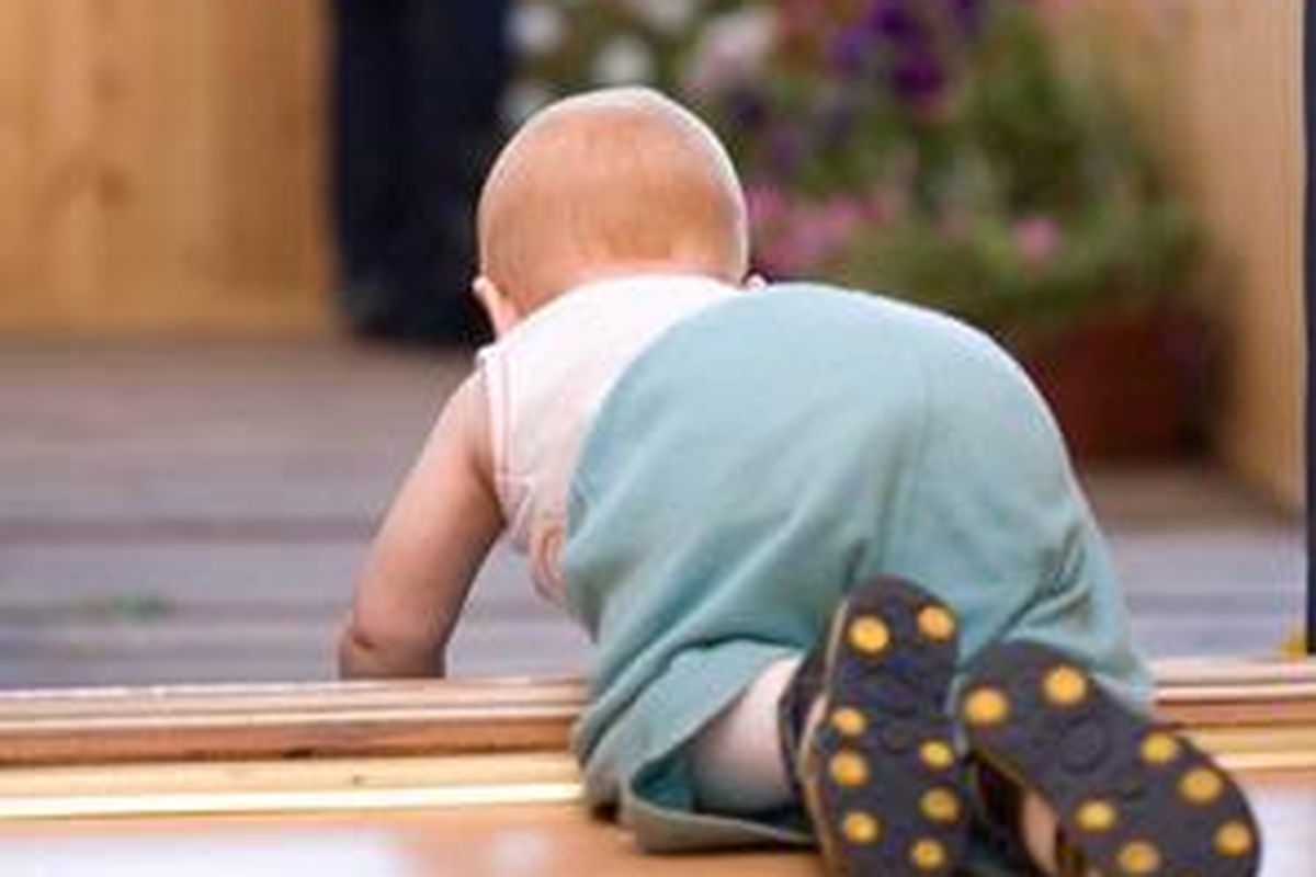 Berikan waktu lebih banyak untuk bayi belajar merangkak.
