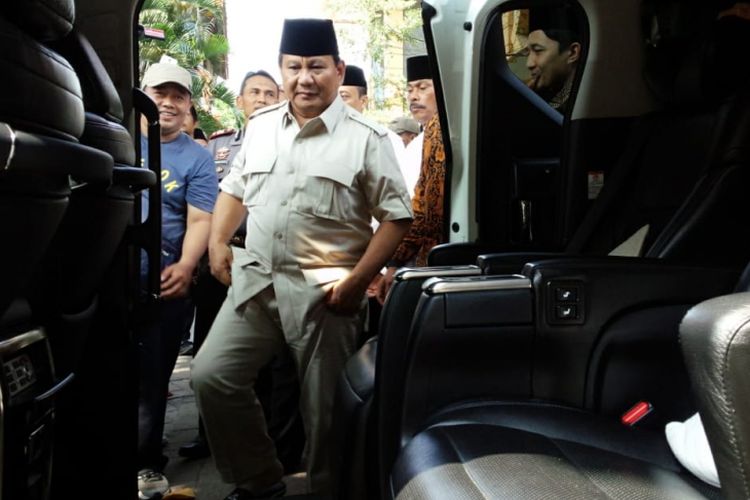 Bakal Calon Presiden RI, Prabowo Subianto, saat akan meninggalkan Pesantren Tebuireng dan melanjutkan perjalanan ke Pesantren Tambakberas Jombang, Kamis (6/9/2018).