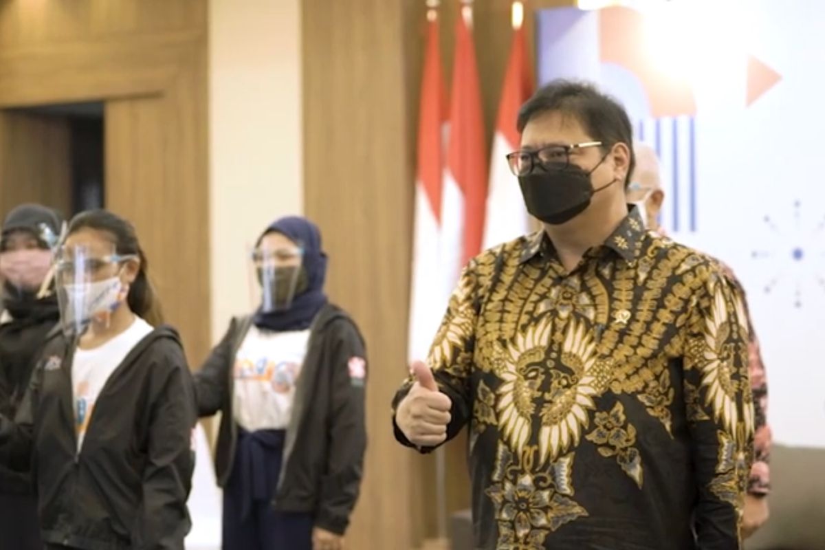 Menteri Koordinator Bidang Perekonomian Airlangga Hartanto berfoto bersama penerima bantuan Program Kartu Prakerja di gedung Ali Wardhana, Kemenko Perekonomian, Jakarta (15/12/2020)