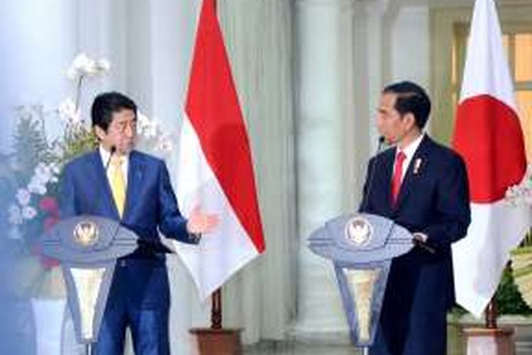 Pernyataan Pers Bersama Presiden Jokowi dan PM Shinzo Abe, di Istana Kepresidenan Bogor, Jabar, Minggu (15/1/2017) sore.