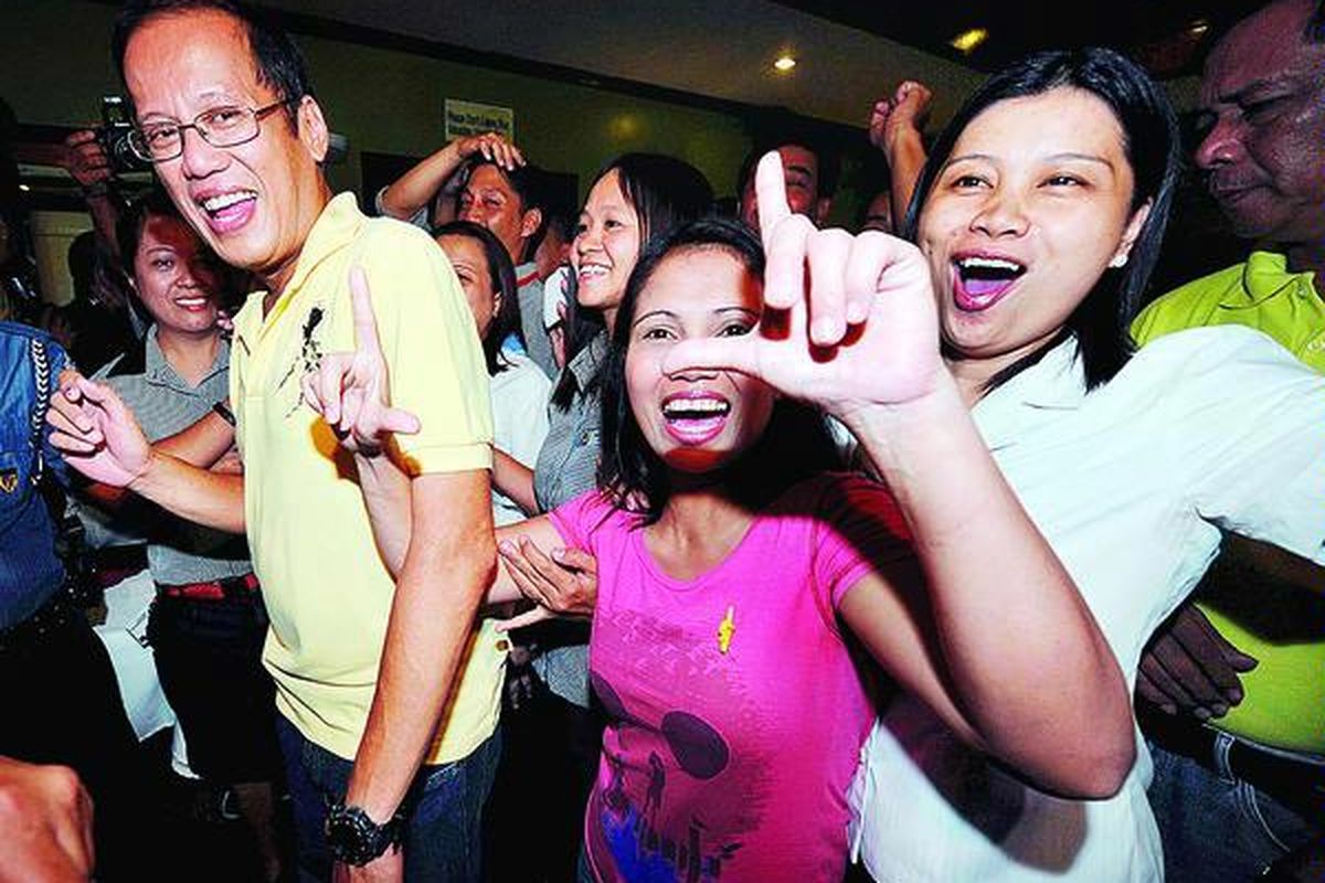 Calon Presiden dari Partai Liberal Filipina, Benigno Aquino atau Aquino III (berkacamata), disambut meriah oleh pendukungnya seusai jumpa pers di sebuah restoran di Tarlac City, Provinsi Tarlac, Selasa (11/5), sehari setelah pemilihan umum. Aquino III dipastikan akan menjadi Presiden Filipina mendatang, menggantikan Gloria Macapagal-Arroyo.