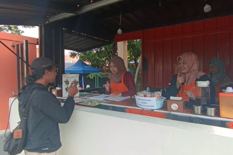 Seorang pengunjung memesan kopi dengan menggunakan bahasa isyarat di Cafe Hening