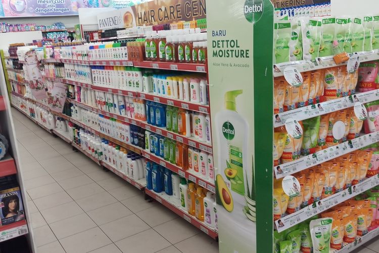 Masker dan hand sanitizer di Batam mulai langka, bahkan ada beberapa apotek dan waralaba bahkan supermarket yang ada di Batam mengaku kekosongan dua jenis barang tersebut sudah sejak sebulan lalu.
