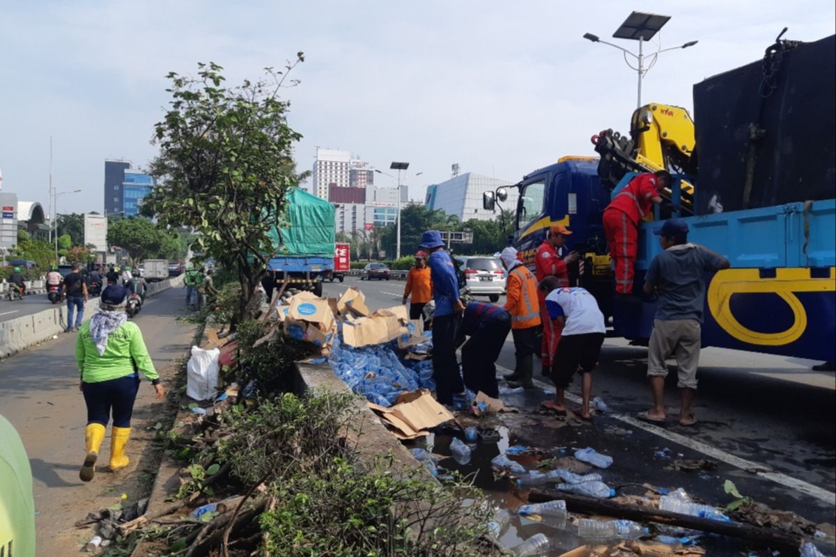 Tumpahan botol plastik mineral dalam kecelakaan tol di Slipi, Jakarta Barat, Senin (2/12/2019)