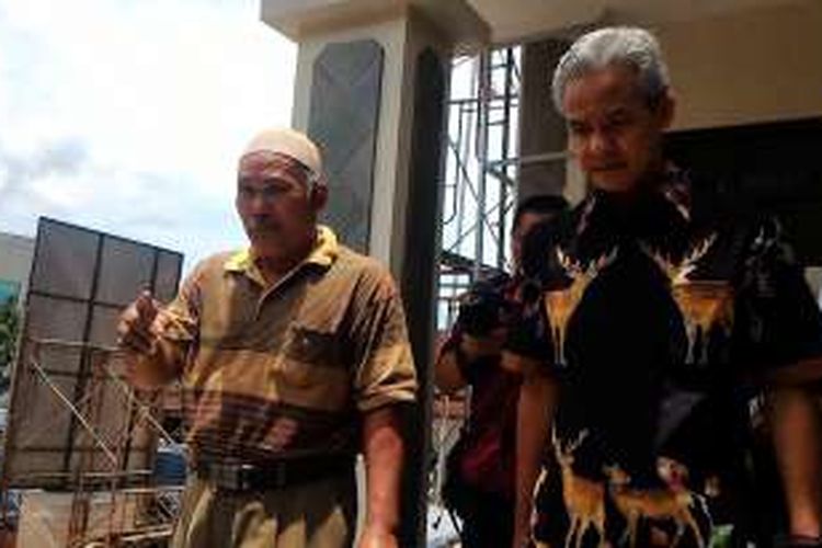 Gubernur Jateng Ganjar Pranowo berjalan bersama warga di sela sidak di Kantor Samsat Magelang, Rabu (5/10/2016)