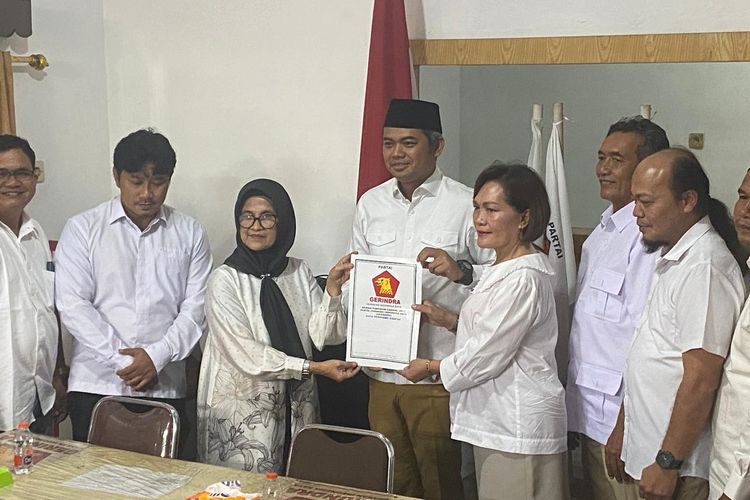Susanti Dewayani mendaftarkan dirinya ke Dewan Pimpinan Cabang (DPC) Partai Gerindra Pematangsiantar menjadi Calon Wali Kota Pematangsiantar, Jumat (18/5/2024).