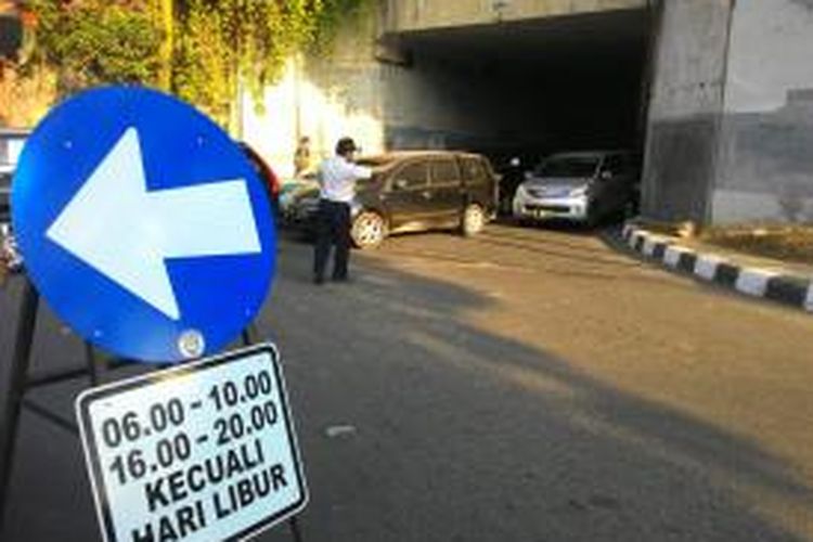 Uji coba sistem satu arah di Terowongan Cikoko, Tebet, Jakarta Selatan berlangsung pada Senin (10/8/2015) sore.