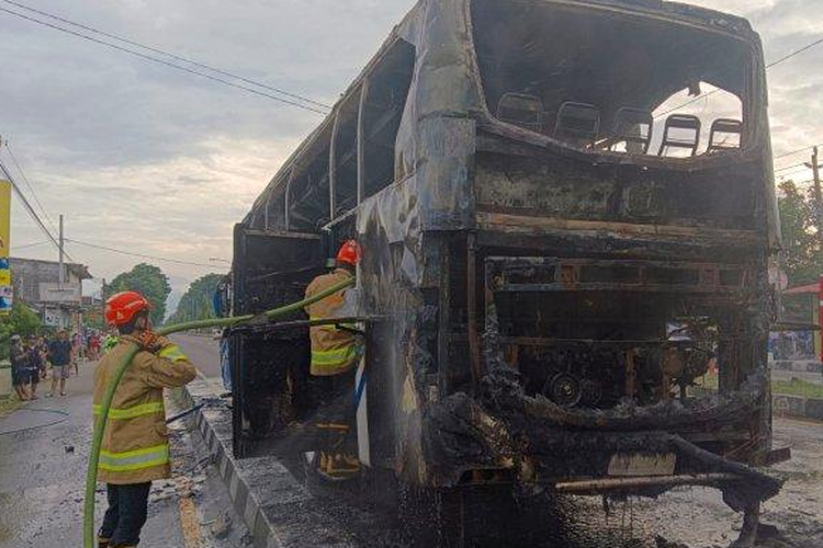 Bus PO Haryanto terbakar hebat di jalan Siliwangi Ring Road Barat Yogyakarta