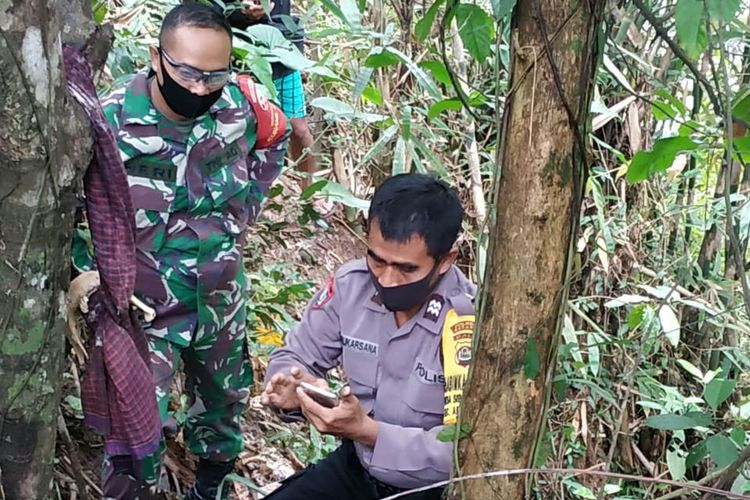 Polisi saat olah TKP temuan tulang belulang manusia di Banjar Parekan, Desa Sibanggede, Kecamatan Abiansemal, Badung, Bali, Minggu (19/7/2020).