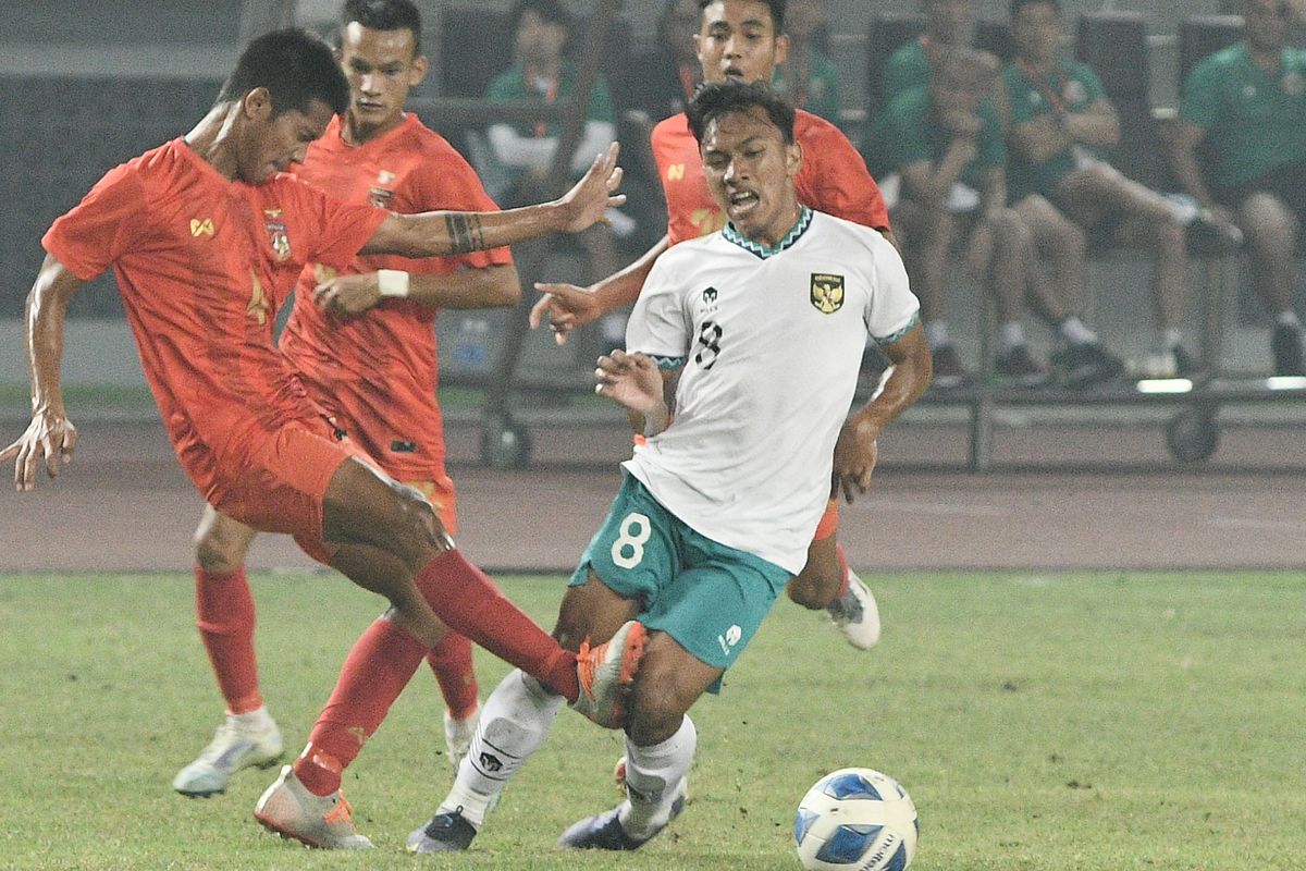 Pesepak bola timnas U19 Indonesia Arkhan Fikri (kanan) dilanggar pesepak bola Tim Nasional Myanmar U-19 Lan Sann (kiri) dalam laga penyisihan Grup Piala AFF U19 2022 di Stadion Patriot Chandrabhaga, Bekasi, Jawa Barat, Minggu (10/7/2022).  ANTARA FOTO/ Fakhri Hermansyah/hp.