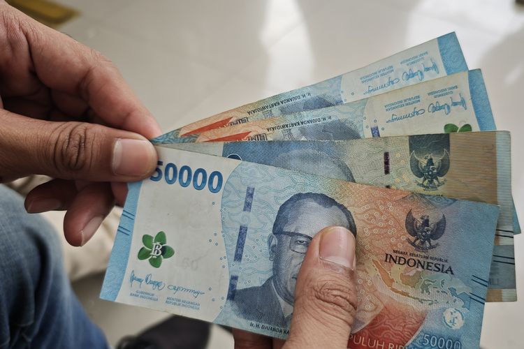 Ilustrasi uang, Cek jadwal perkiraan pencairan THR Lebaran 2026 untuk ASN, pensiunan PNS, dan karyawan swasta.