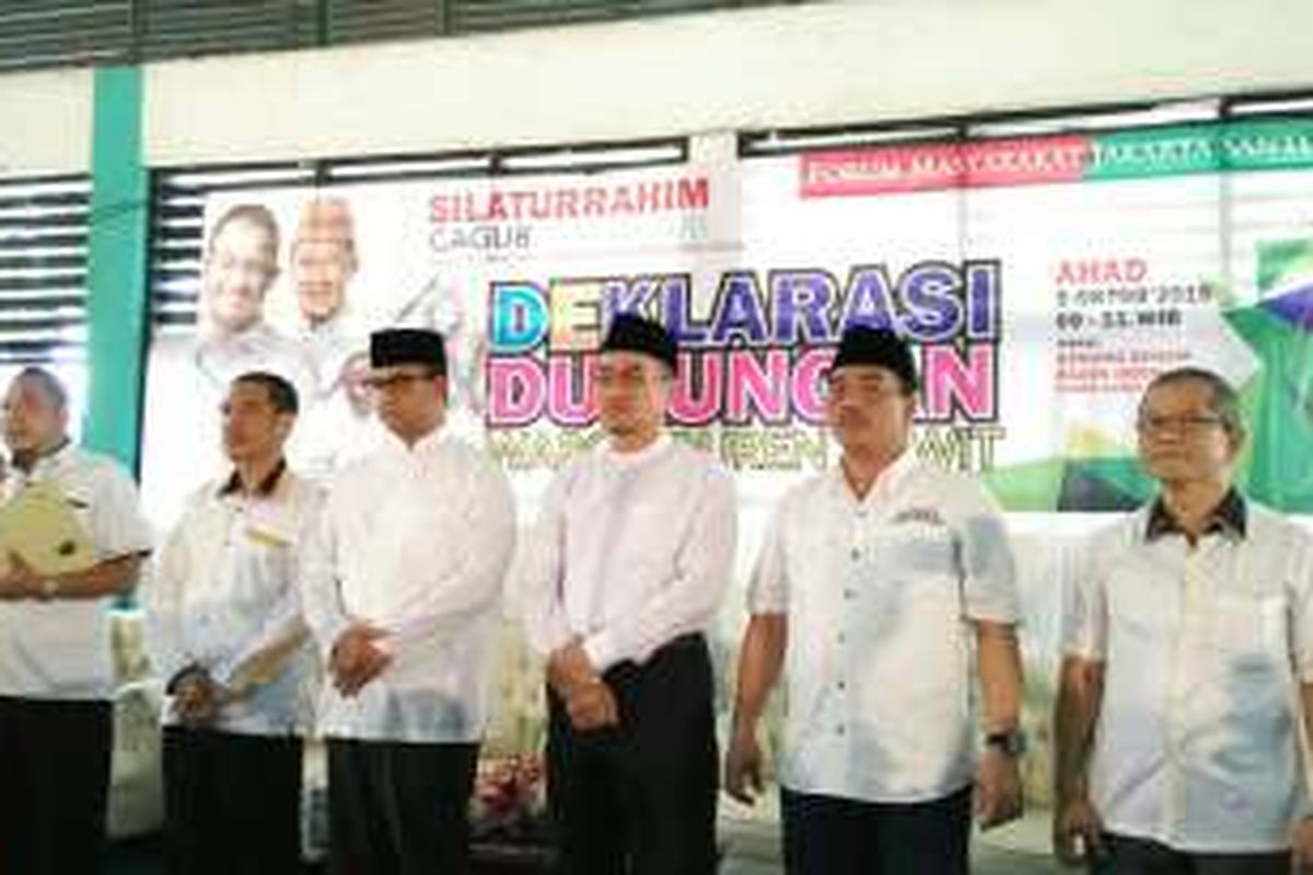 Bakal calon gubernur DKI Jakarta Anies Baswedan menghadiri deklarasi dukungan warga Duren Sawit, Jakarta Timur, Minggu (9/10/2016).