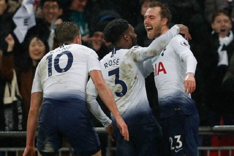 Harry Kane dan Danny Rose merayakan gol Christian Eriksen pada pertandingan Tottenham Hotspur vs Burnley di Stadion Wembley dalam lanjutan Liga Inggris, 15 Desember 2018. 