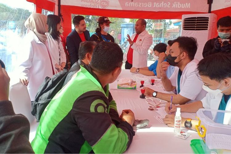 Senior Brand Manager Lifebuoy Kevin Stefano (mengenakan jas hitam) saat meninjau pelaksanaan program Mudik Sehat bersama Sekretaris Jenderal PDUI dokter Taufan Ikhsan Tuarita, Ketua Perhimpunan Dokter Umum Indonesia dokter Imelda Datau, serta Chief Operating Officer Halodoc Veronica Sari Utami.