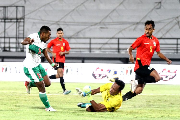 Proses gol pemain sayap timnas Indonesia Terens Puhiri ke gawang Timor Leste pada laga uji coba FIFA Matchday di Stadion Kapten I Wayan Dipta, Gianyar, Bali, Minggu (30/1/2022) malam WIB. 