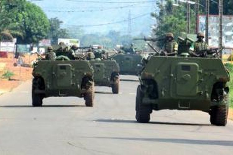 Pasukan perdamaian Uni Afrika (MISCA) tengah berpatroli menggunakan kendaraan lapis baja di jalanan ibu kota Republik Afrika Tengah, Bangui. 