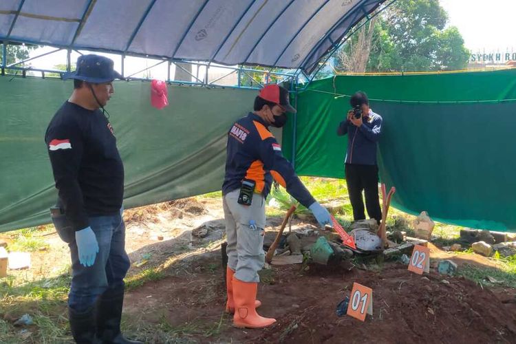 Satreskrim Polresta Pati dan Biddokkes Polda Jateng membongkar makam seorang ibu muda, Melia Damayanti (24) di Pemakaman Desa Ngemplak Kidul, Kecamatan Margoyoso, Kabupaten Pati, Jawa Tengah, Senin (15/5/2023). 