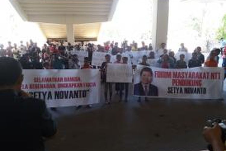 Warga NTT pendukung Ketua DPR Setya Novanto menggelar unjuk rasa di depan Kantor DPRD NTT untuk mendukung Setya Novanto yang saat ini sedang dituding meminta saham dari PT Freeport Indonesia