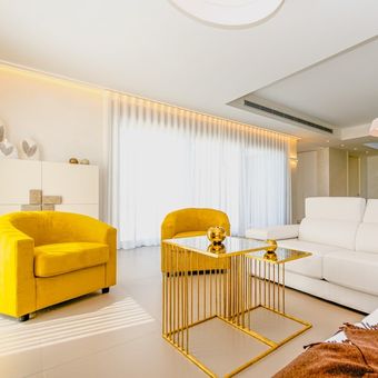 Ilustrasi ruang keluarga, sofa kulit putih, ilustrasi meja kopi metalik. 