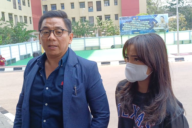 Artis Fujian Utami (Fuji) didampingi kuasa hukumnya, Sandy Arifin mendatangi Polres Metro Jakarta Barat, Kamis (7/9/2023) untuk membuat laporan tentang dugaan penipuan oleh mantan kerjanya.