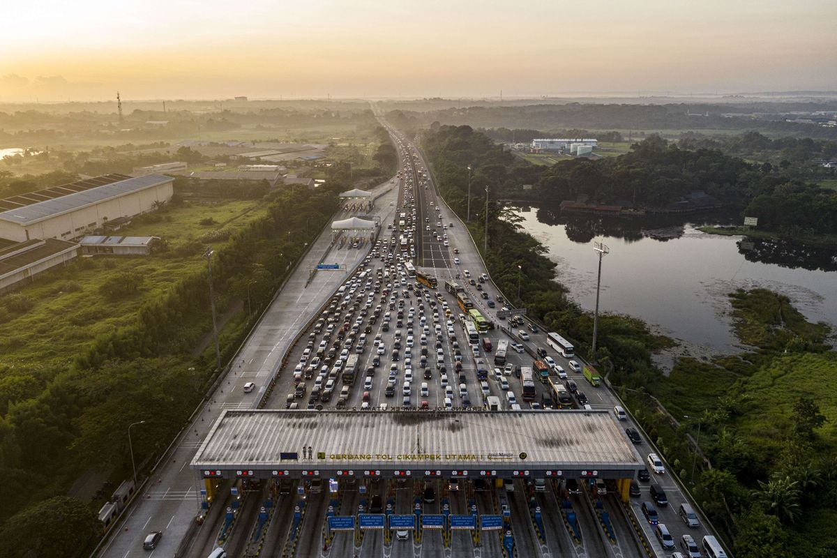 Foto udara kendaraan pemudik antre memasuki Gerbang Tol Cikampek Utama di Karawang, Jawa Barat, Jumat (6/5/2022). Polri memprediksi sebanyak 1,9 juta kendaraan akan kembali ke wilayah Jakarta, Bogor, Depok, Tangerang, dan Bekasi (Jabodetabek) pada periode arus balik Lebaran 2022.