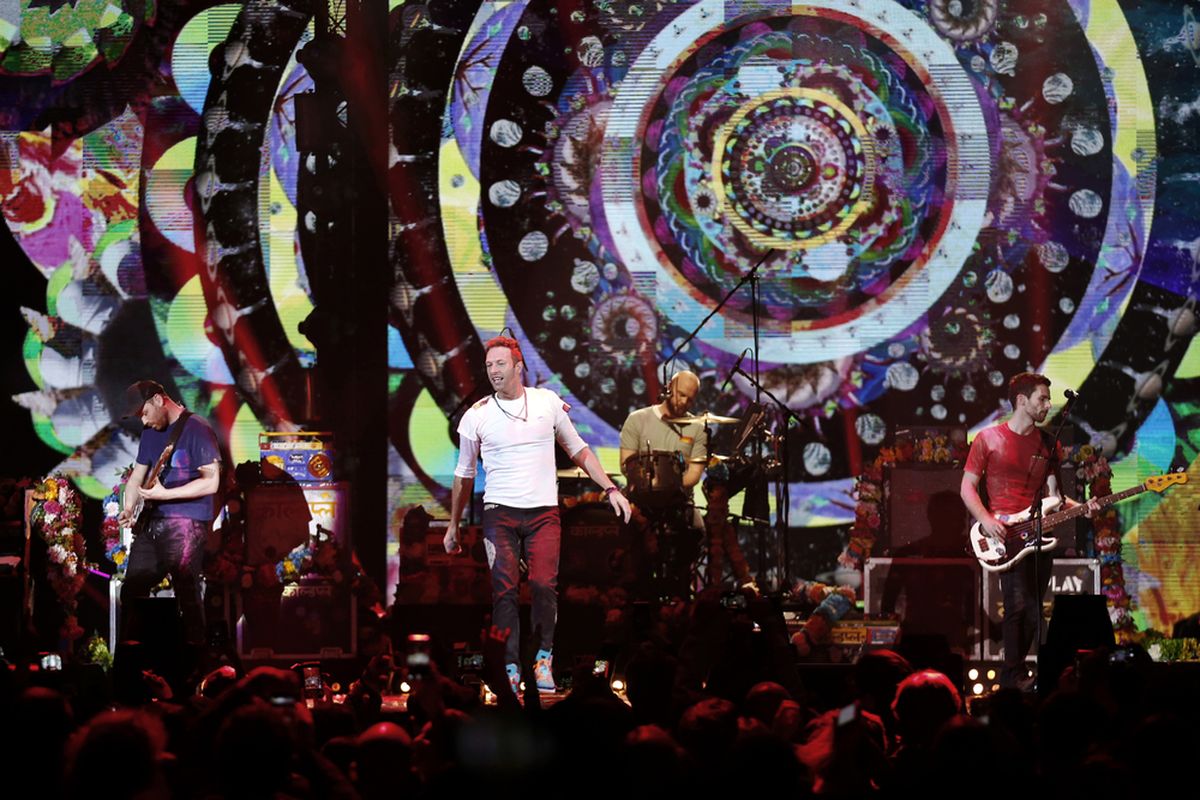 Ilustrasi penampilan Coldplay di Milan, Italia, pada Desember 2016.