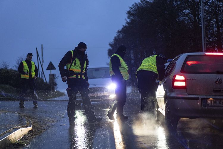 Polisi melakukan pengecekan dokumen di pos pemeriksaan dekat lokasi ledakan di Przewodow, Rabu (16/11/2022). Ada dugaan rudal Rusia hantam Polandia dan menewaskan dua orang sehari sebelumnya.