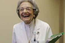 Nenek Ini Rayakan 70 Tahun Berkarya dengan Hanya 4 Hari Sakit