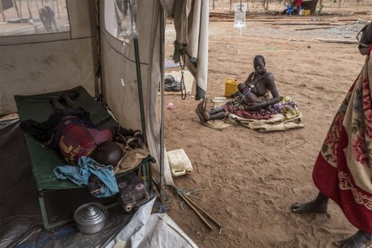 Pasien yang menderita kolera dirawat di rumah sakit lapangan sementara di dekat desa terpencil Dor di daerah Awerial di selatan-tengah Sudan pada 28 April 2017. 