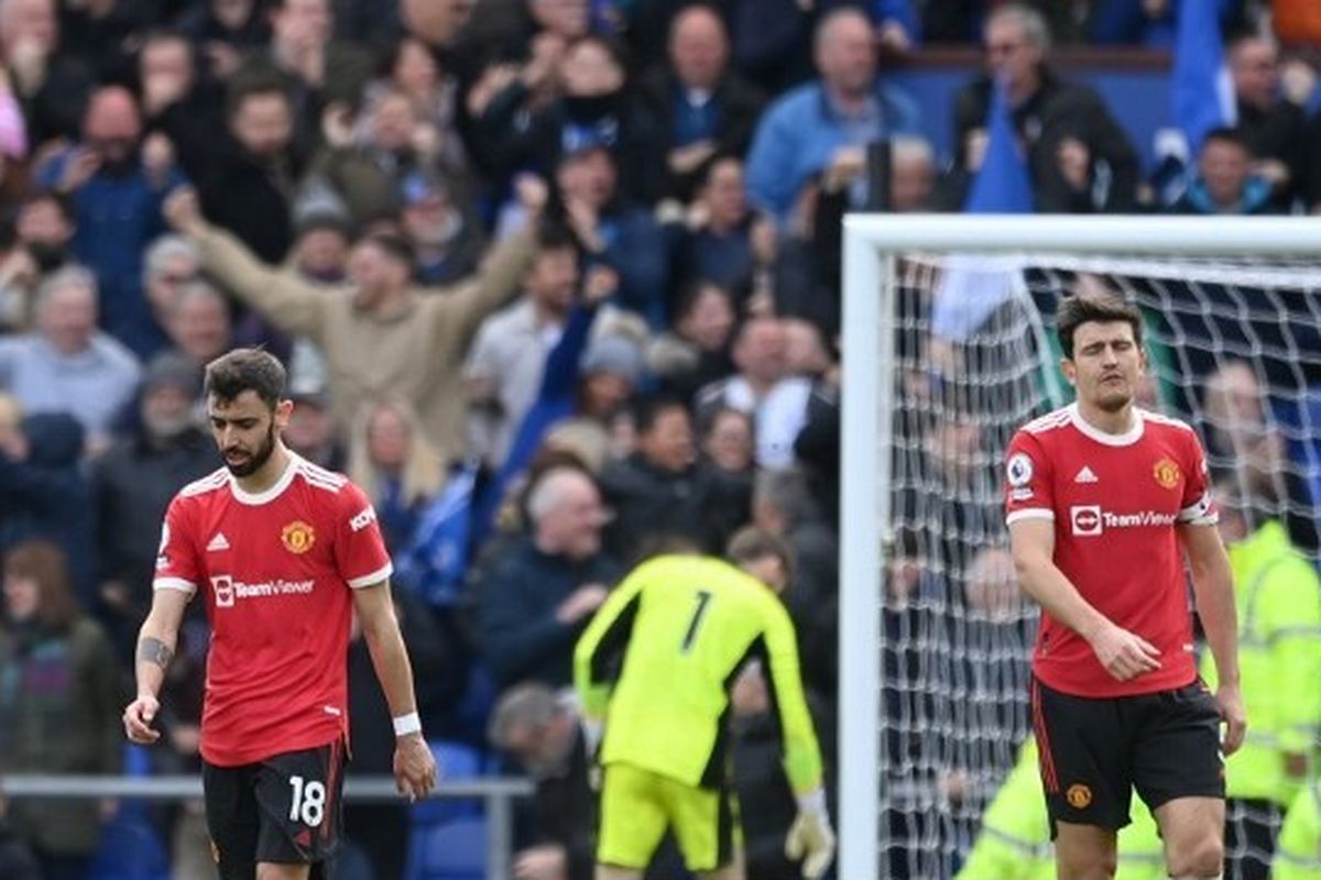 LIVERPOOL, ENGLAND - APRIL 09: Bruno Fernandes and Harry Maguire of Manchester United react following Everton's first goal, scored by Anthony Gordon of Everton (not pictured) during the Premier League match between Everton and Manchester United at Goodison Park on April 09, 2022 in Liverpool, England. (Photo by Michael Regan/Getty Images) (Photo by MICHAEL REGAN / GETTY IMAGES EUROPE / Getty Images via AFP)