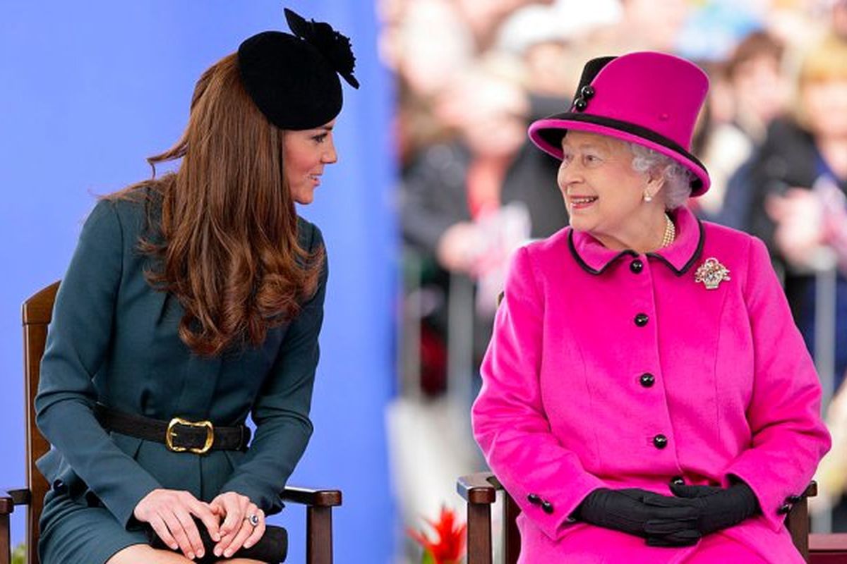 Kate Middleton bersama Ratu Elizabeth II.