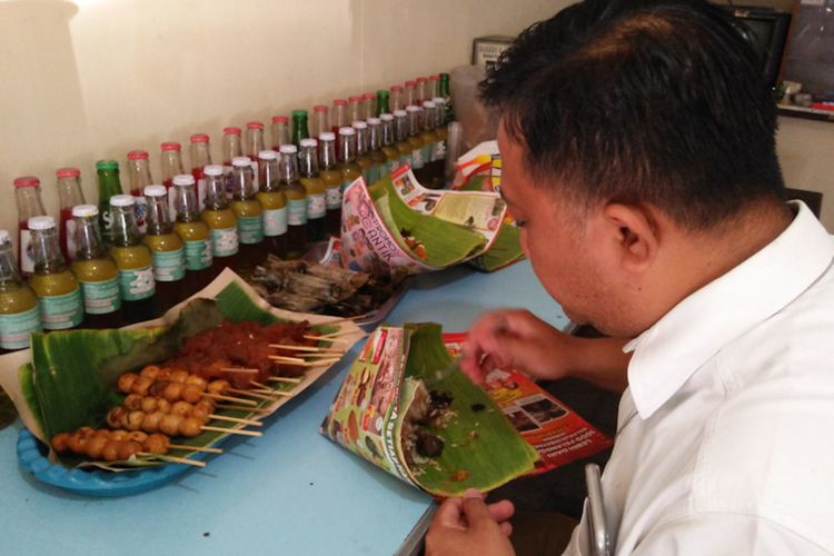 Muhammad Tajuddin saat mencicipi nasi krawu khas Gresik di warung Buk Tiben.