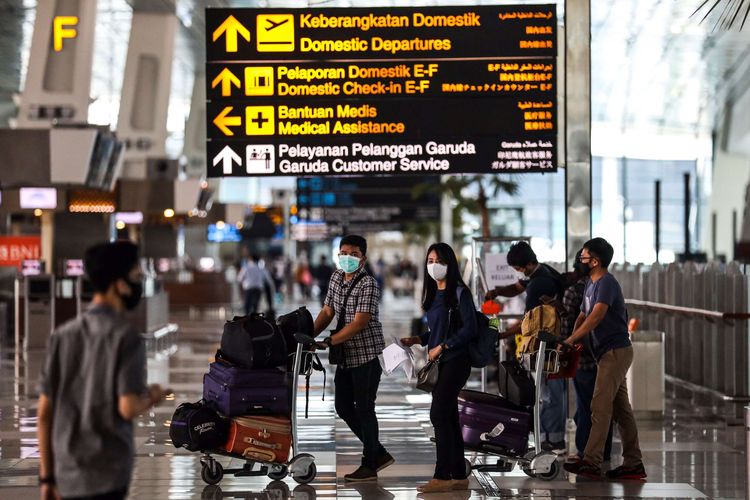Penumpang saat tiba di terminal 3 Bandara Soekarno-Hatta, Tangerang, Banten, Selasa (12/5/2020). PT Angkasa Pura II mengeluarkan tujuh prosedur baru bagi penumpang penerbangan rute domestik selama masa dilarang mudik Idul Fitri 1441 H di Bandara Internasional Soekarno-Hatta.
