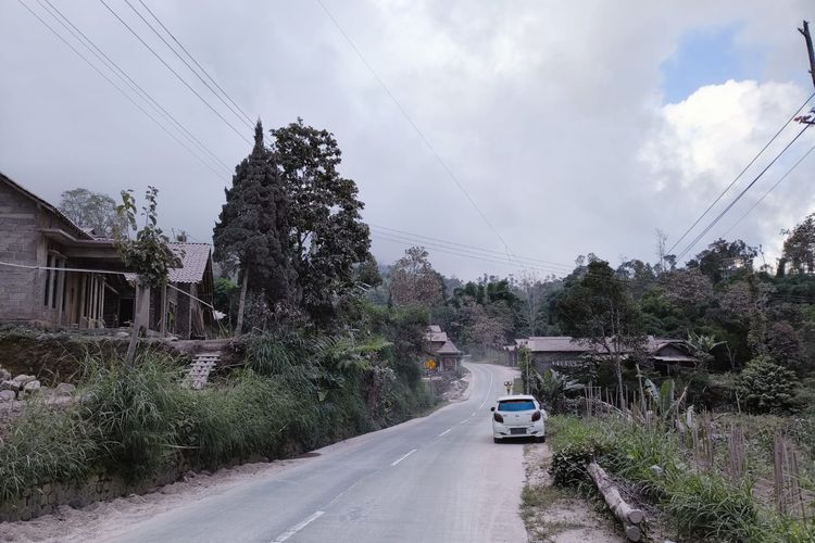 Hujan abu cukup tebal di Desa Wonolelo, Kecamatan Sawangan, Magelang, Jawa Tengah, Sabtu (11/3/2023).
