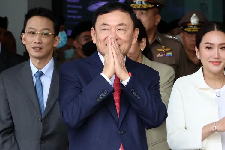 Mantan Perdana Menteri Thailand Thaksin Shinawatra (tengah) di Bandara Don Mueang, Bangkok, 22 Agustus 2023.