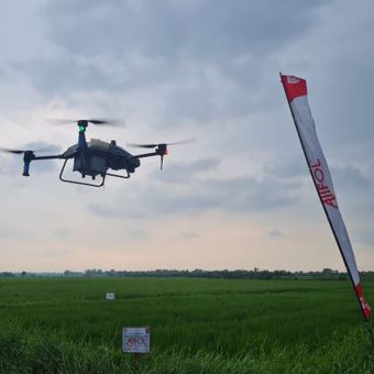 Foto ilustrasi demonstrasi penyebaran pupuk Ajivol menggunakan drone ke sawah di Desa Gayam, Kabupaten Mojokerto, Jawa Timur, bertepatan dengan peringatan Hari Pers Nasional, 9 Februari 2023.