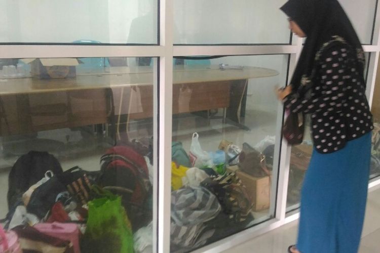 Seorang anggota keluarga korban meninggal dalam kecelakaan bus di Subang, Jawa Barat saat ingin mengambil barang milik ibunya di Kantor Kelurahan Pisangan, Senin (12/2/2018).