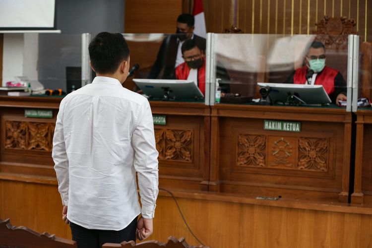 Terdakwa kasus pembunuhan berencana Brigadir J atau Nofriansyah Yosua Hutabarat, Ricky Rizal menjalani sidang di Pengadilan Negeri Jakarta Selatan, Senin (16/1/2022). Ricky Rizal dituntut 8 tahun penjara.