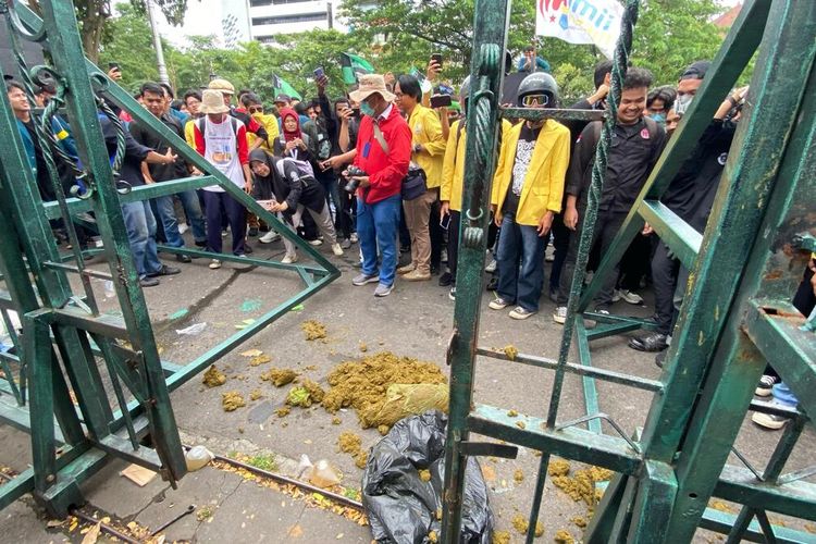 Dengan Kotoran Sapi, Massa Aksi di Semarang Lempari Gerbang Kantor Gubernur Jateng 