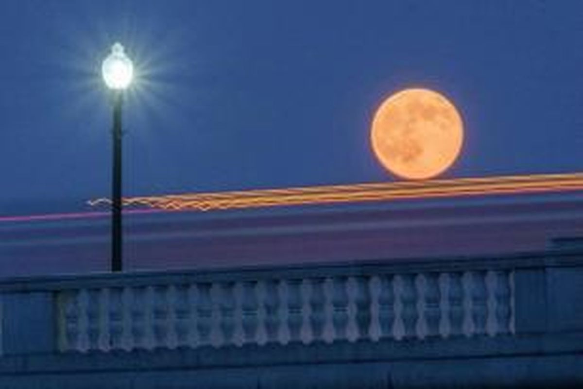 Lalu lintas dengan latar belakang supermoon di Memorial Bridge di Washington, 12 Juli 2014.