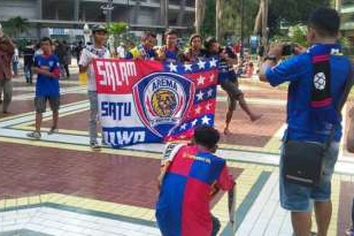 Pendukung Arema Cronus foto bareng fans Persija Jakarta yang memakai seragam Arema, di Stadion Utama GBK, Senayan, Jakarta Pusat, Minggu (3/4/2016). 