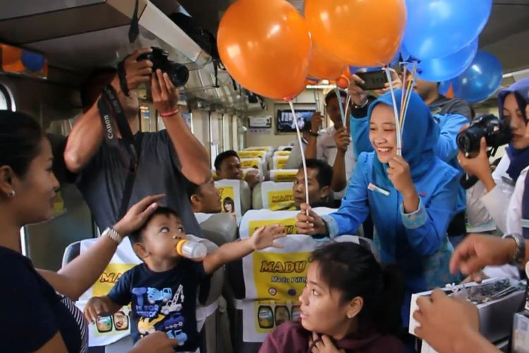 Sejumlah petugas PT KAI Daop III Cirebon membagikan balon dan bunga kepada anak-anak yang berada di dalam gerbong kereta api Cirebon Ekspres. Pembagian dalam rangka memperingati dan mengapresiasi Hari Anak Nasional, mendapat respons baik dari orangtua dan membuat anak-anak tampak bahagia. 