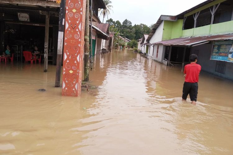 Banjir bandang terjang tiga dusun di Kecamatan Mandor, Kabupaten Landak, Kalimantan Barat, Sabtu (8/6/2019) pagi. 