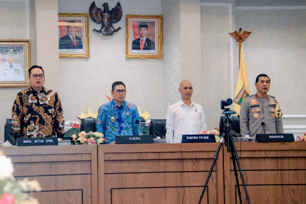 Perwakilan Tim Desk Pemantauan Pilkada Kemenko Polkam Brigjen Pol Moehammad Syafrial bersama Pj Sekda Fredy, Wakil Ketua DPRD Lampung, dan Wakapolda Brigjen Pol Ahmad Ramadhan menghadiri Rapat Koordinasi Kesiapan Penyelenggaraan Pilkada Serentak di Ruang Rapat Utama Komplek Kantor Gubernur Lampung, Jumat (22/11/2024).