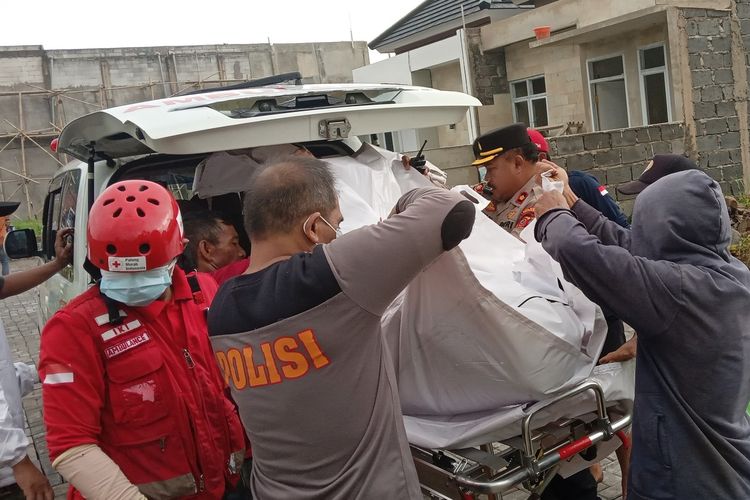 Petugas mengevakuasi jasad perempuan lanjut usia yang ditemukan mengambang di empang di Kampung Tugu Pasantren, Kelurahan Sayang, Kabupaten Cianjur, Jawa Barat, Sabtu (27/1/2024).