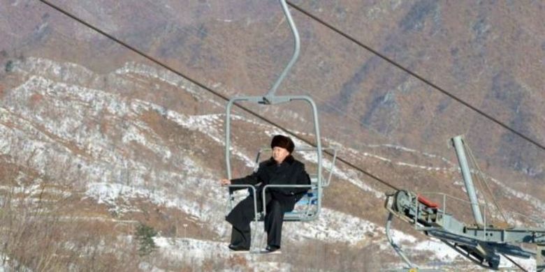 Pemimpin Korea Utara naik gondola ski di resor Masikryong pada 2013. (KCNA via BBC)