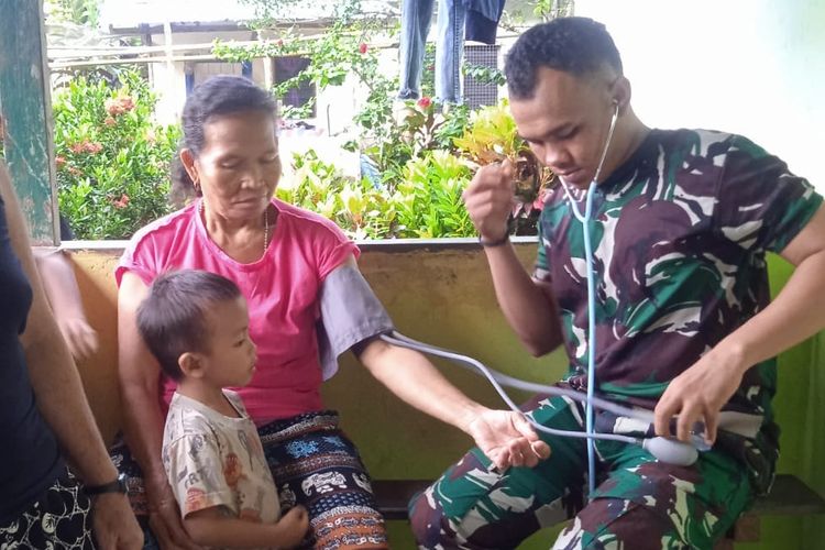 Anggota Satgas Pamtas Indonesia-Malaysia meberikan pelayanan kesehatan kepada warga Dusun Panga, Desa Semangat, Kecamatan Entikong, Kabupaten Sanggau, Kalimantan Barat (Kalbar), belum lama ini. 