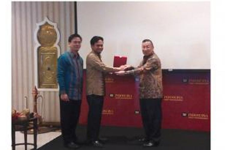 Elang Group dan Indosurya Asset Management menerbitkan Sukuk Elang Peradaban Mulia senilai Rp 400 miliar. Tampak dalam gambar dari kiri ke kanan; Executive Director Indosurya Asset Management, Ginung Pratidina, CEO Elang Group, Elang Gumilang, menyerahkan plakat kepada CEO Indosurya Group, Surya Effendi, saat Market Outlook Syariah 2015 dan Reksa Dana Penyertaan Terbatas Indosurya Syariah, di Jakarta, Rabu (11/3/2015).