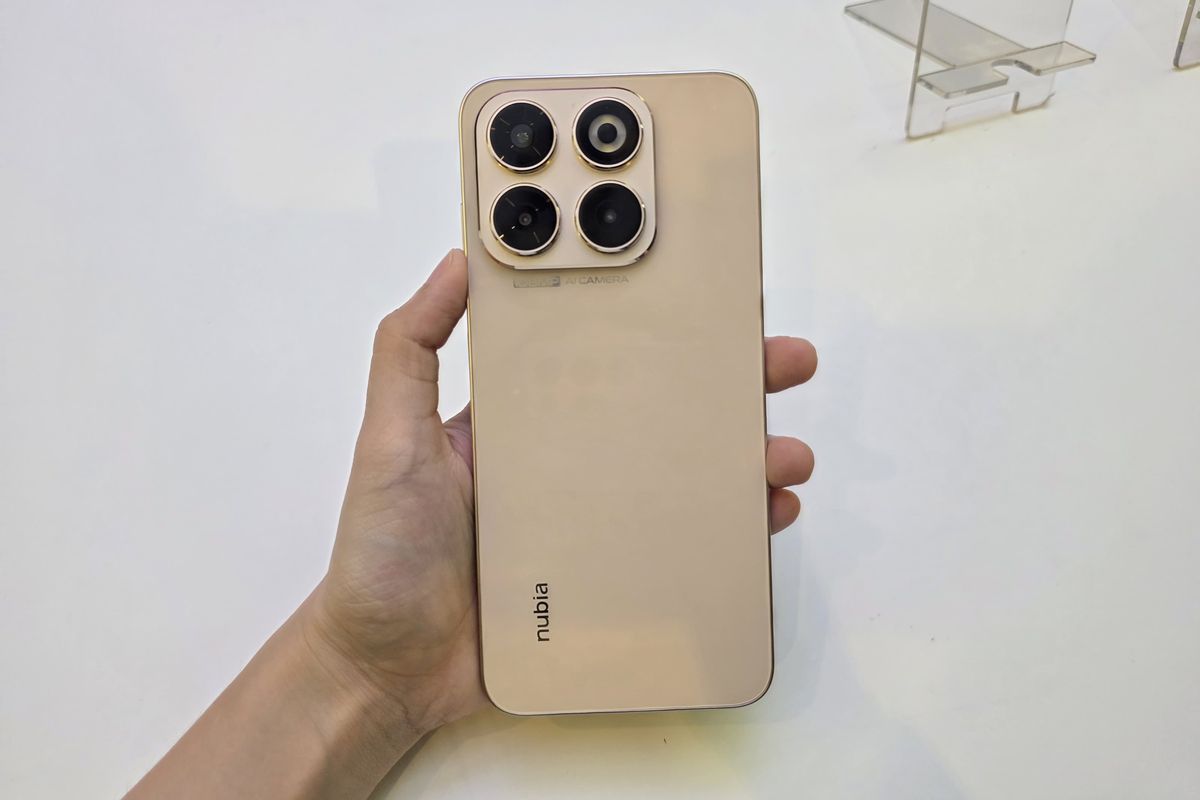 Tampilan belakang smartphone Nubia V70 reguler, yang dibekali sensor kamera utama 50 MP.